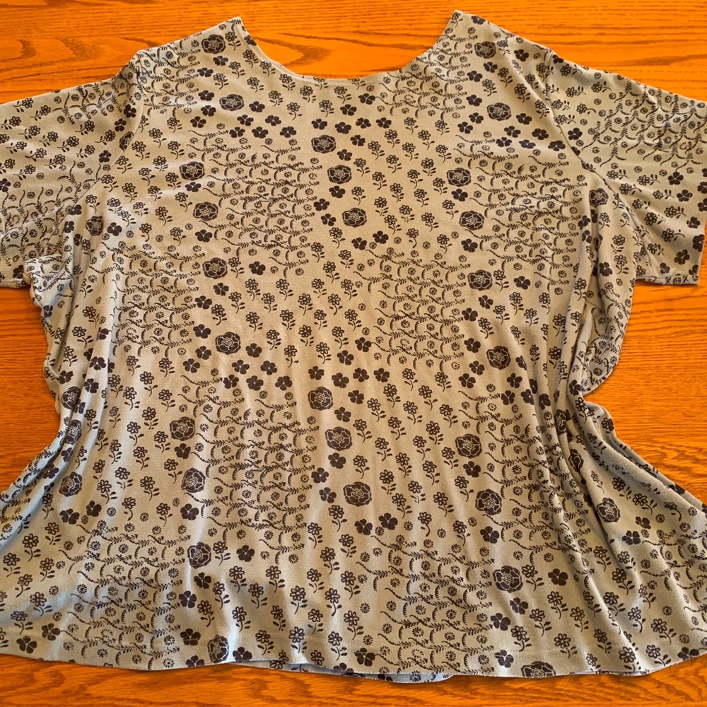 Top Ladies New Blue Print Plus Size 5x p to p 35” across 31 1/2” shldr to bottom